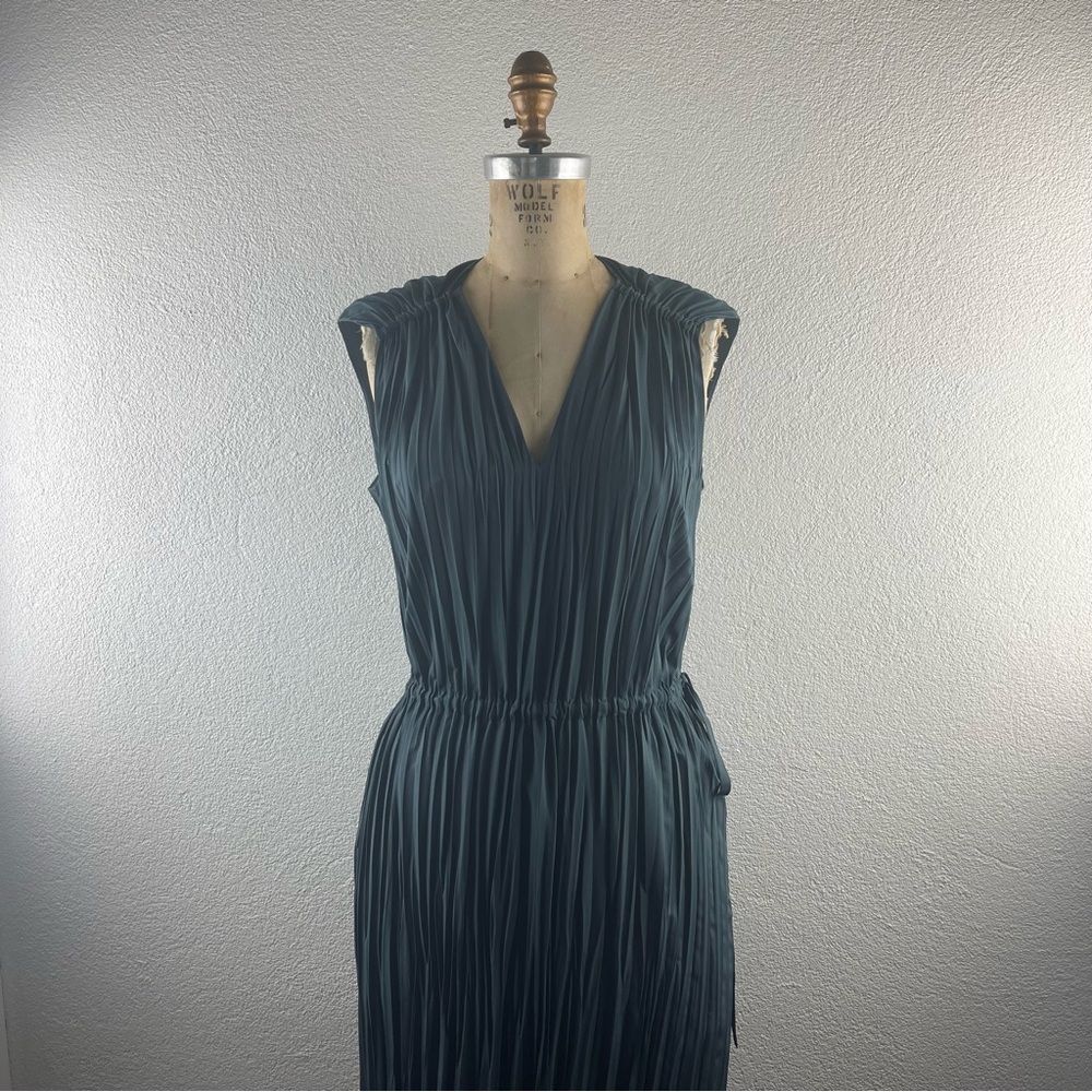 Vince l S Contemporary Minimalist Pleated Satin Cinch Waist V-Neck Resort Dress